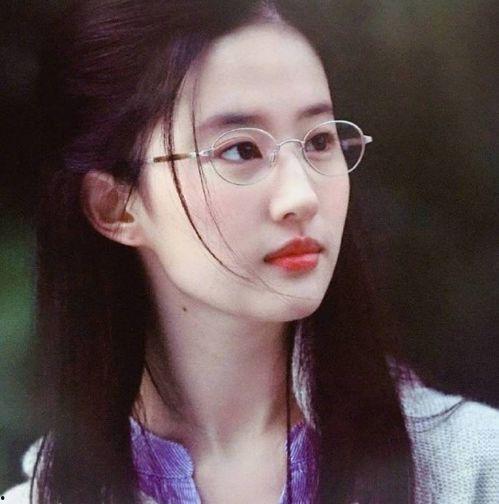 娱乐吃瓜酱的小眼睛